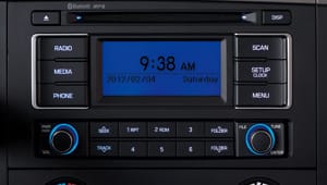 imagen de frente del sistema de sonido con varios botones y perillas