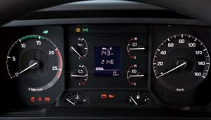 imagen de frente de grupo de instrumentos con velocímetro, tacómetro y varios otros medidores