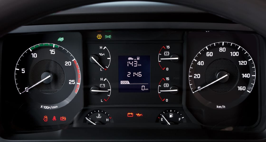 imagen de frente de grupo de instrumentos con velocímetro, tacómetro y varios otros medidores