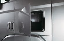 imagen de compartimiento exterior de almacenamiento con la puerta abierta