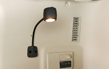 imagen de lámpara de mesa de noche encendida