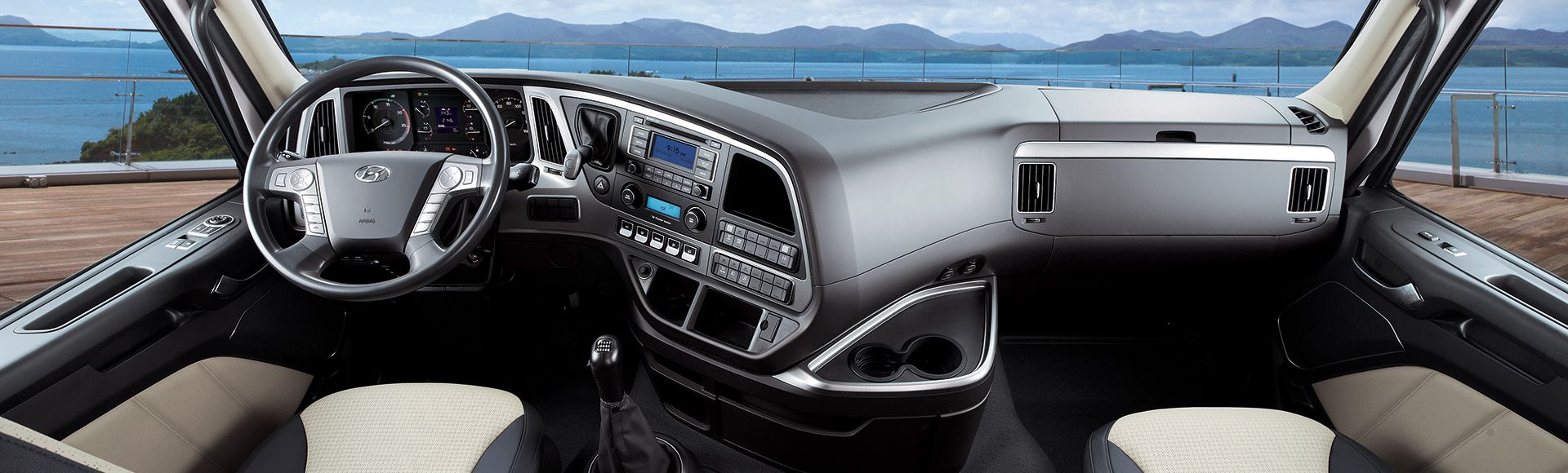 interior de la cabina del camión con vista amplia a una costa