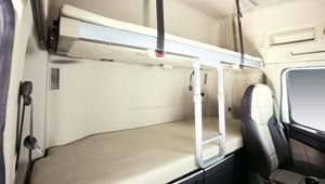 imagen de litera detrás del asiento del conductor