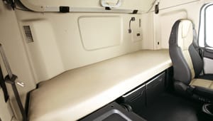 imagen de cama detrás del asiento del conductor