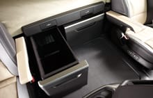 imagen de gaveta abierta debajo de la cama