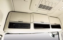 imagen de consola delantera en el techo con espacios de almacenamiento