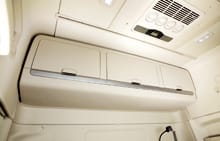 imagen de consola trasera en el techo con espacios de almacenamiento