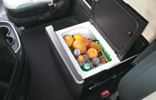 imagen de refrigerador con la tapa abierta que muestra frutas y botellas