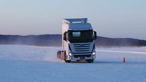 imagen de vista de frente de Xcient desplazándose por un campo cubierto de nieve