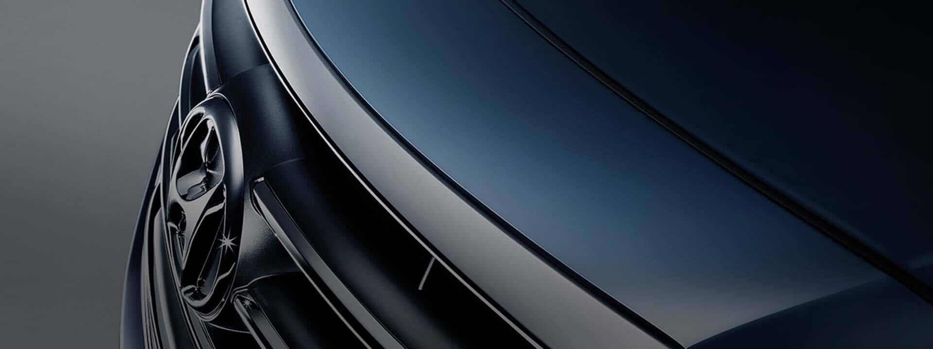 Hyundai aracın ön kısmının ızgara ve logosu ile yakından görüntüsü