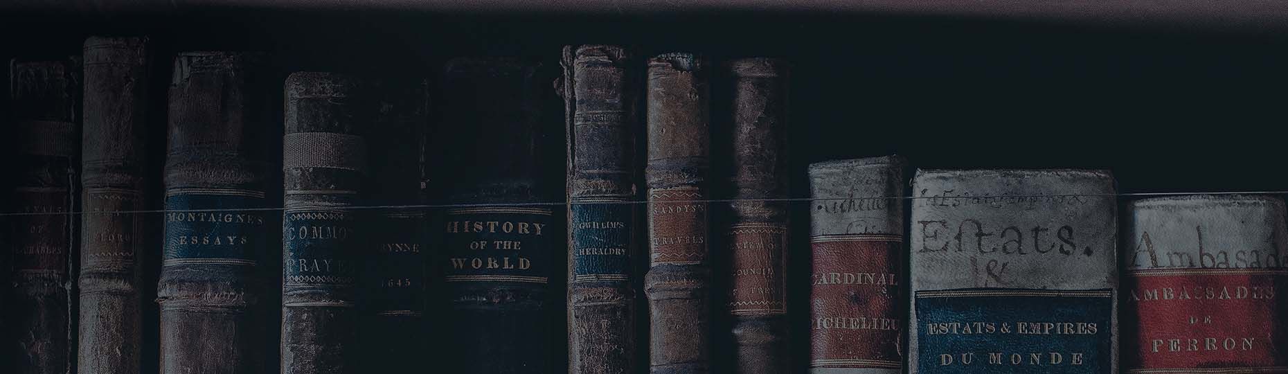 Старые книги стоят рядом