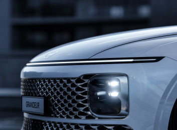 Seamless Horizon Lamp of The all-new AZERA