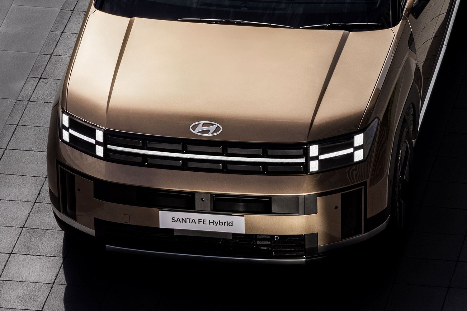 Dark Chrome Radiator Grille: The all-new SANTA FE Hybrid