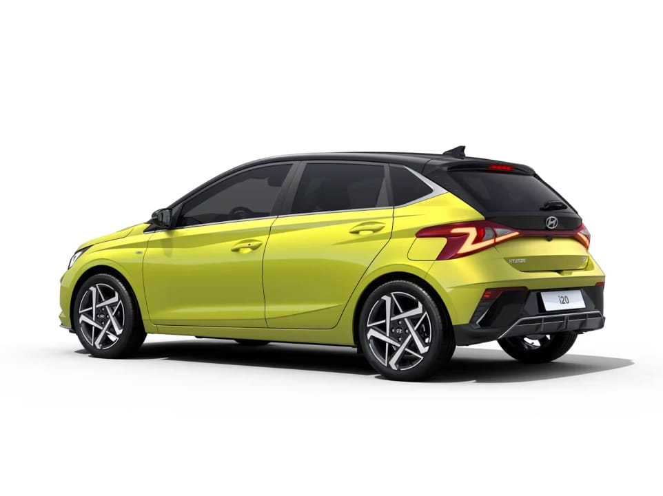 Yan ve arkadan fotoğrafı çekilmiş Hyundai i20.