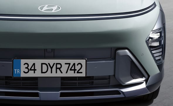 Kesintisiz ufuk çizgisi biçimli LED aydınlatma grubu ve aktif hava kanatçıklı ön ızgara