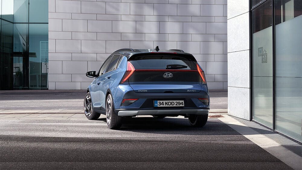 Hyundai BAYON kompakt crossover SUV'un zarif arka kısmı.