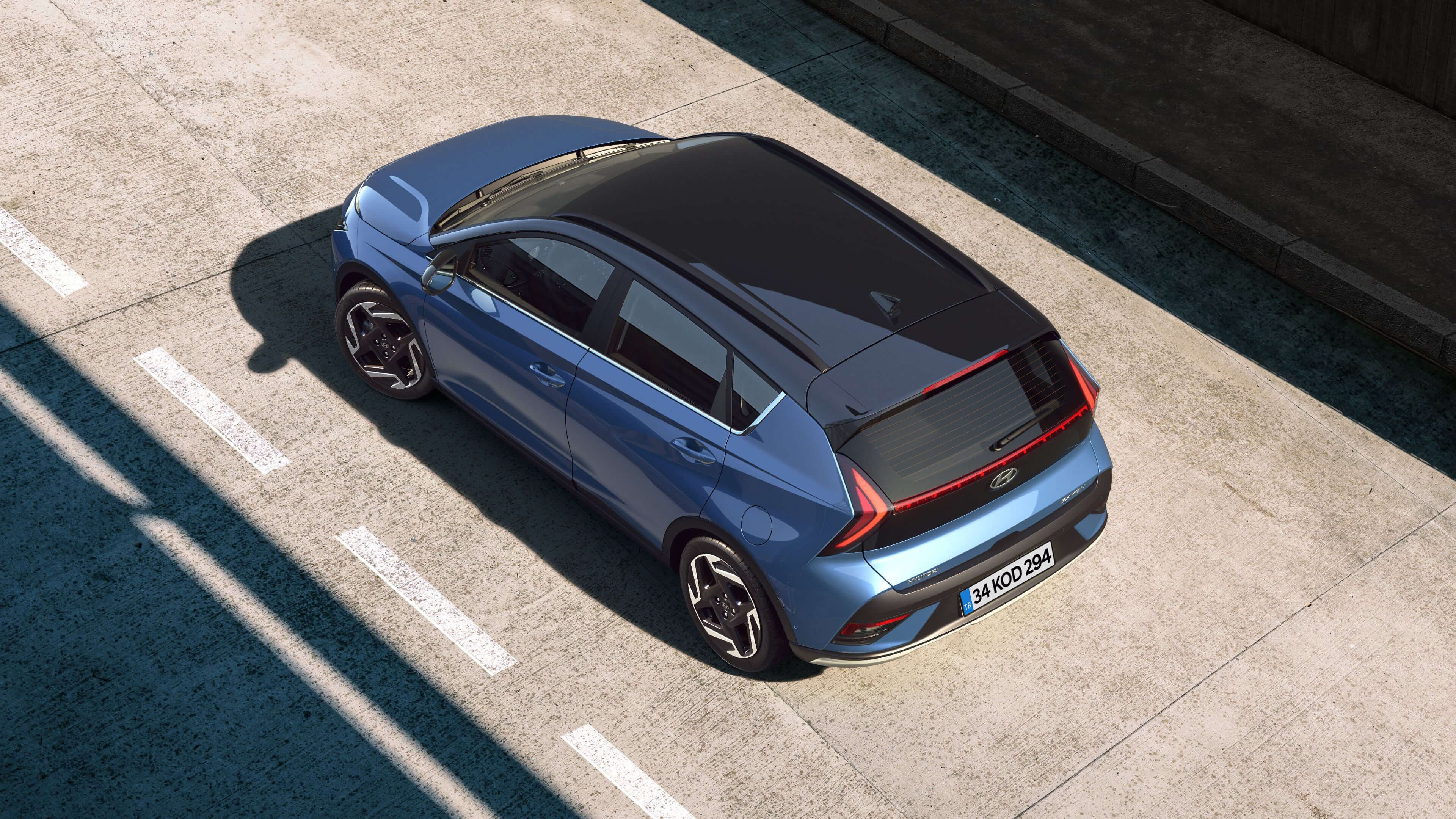 Hyundai BAYON kompakt crossover SUV'un imzası niteliğindeki ok şeklinde LED arka aydınlatma grubu.