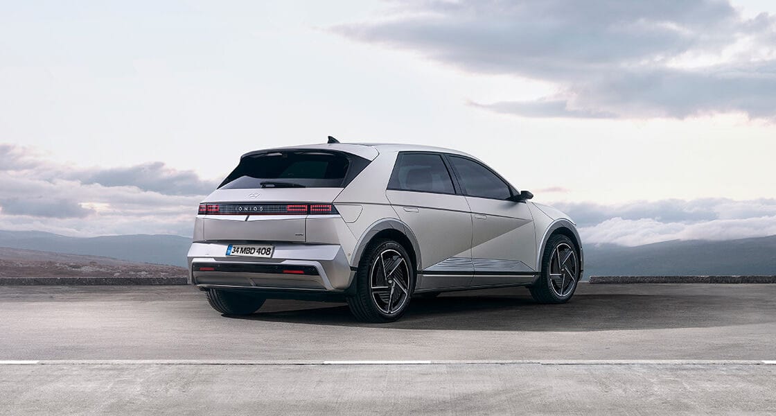 Park halindeki aracın arka çapraz görünümü.