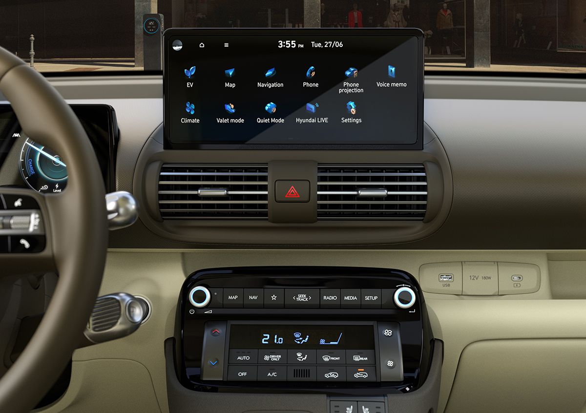 Yeni Hyundai INSTER küçük elektrikli otomobilin 10,25 inçlik merkezi dokunmatik ekranının yakın çekimi.