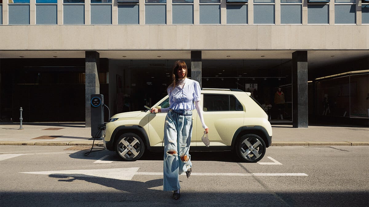 Yeni Hyundai INSTER ve INSTER Cross küçük elektrikli otomobil, otoparkın üstüne park edilmiş