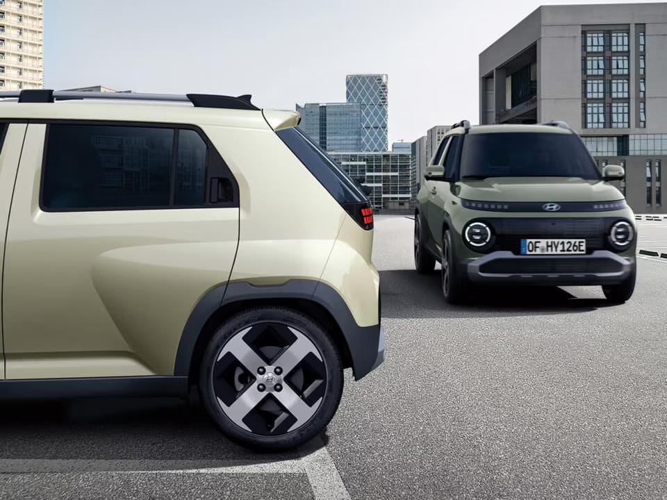 İki adet yeni Hyundai INSTER küçük elektrikli otomobil bir otoparkta.