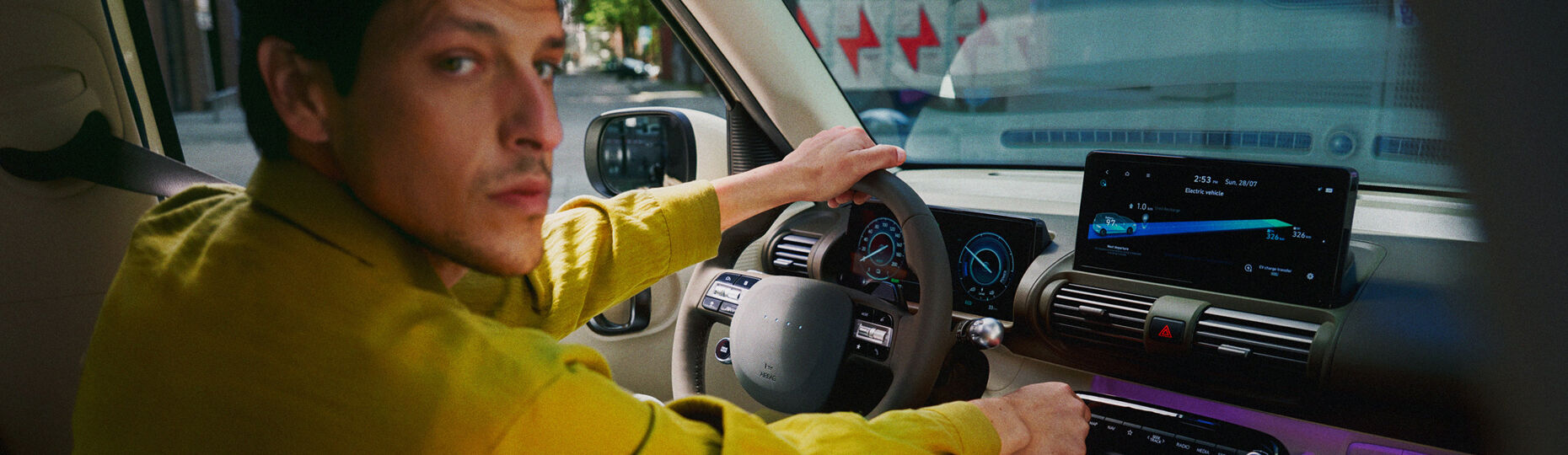 Hyundai INSTER, etkileyici ışıklandırmaya sahip bir tünelde park halinde görülüyor.