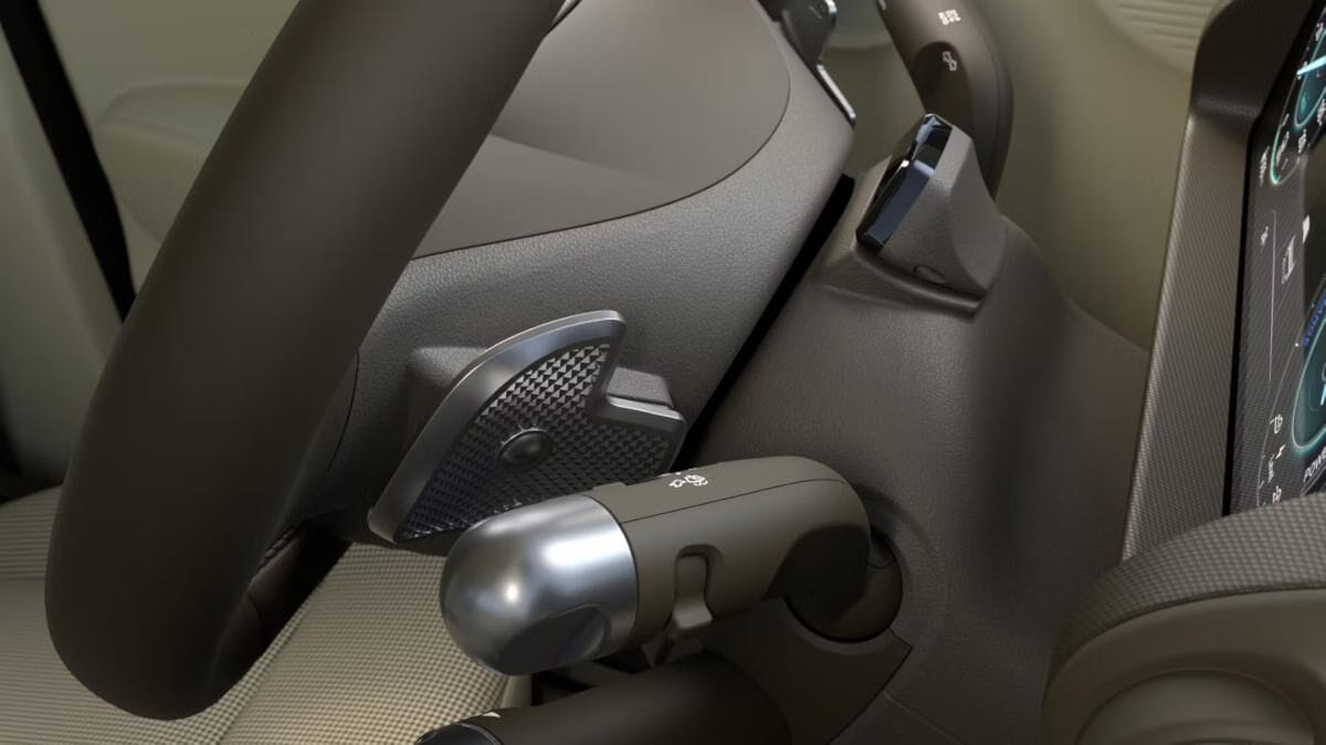 Yeni Hyundai INSTER küçük elektrikli otomobilin direksiyonun arkasındaki elciklerin yakın çekimi.