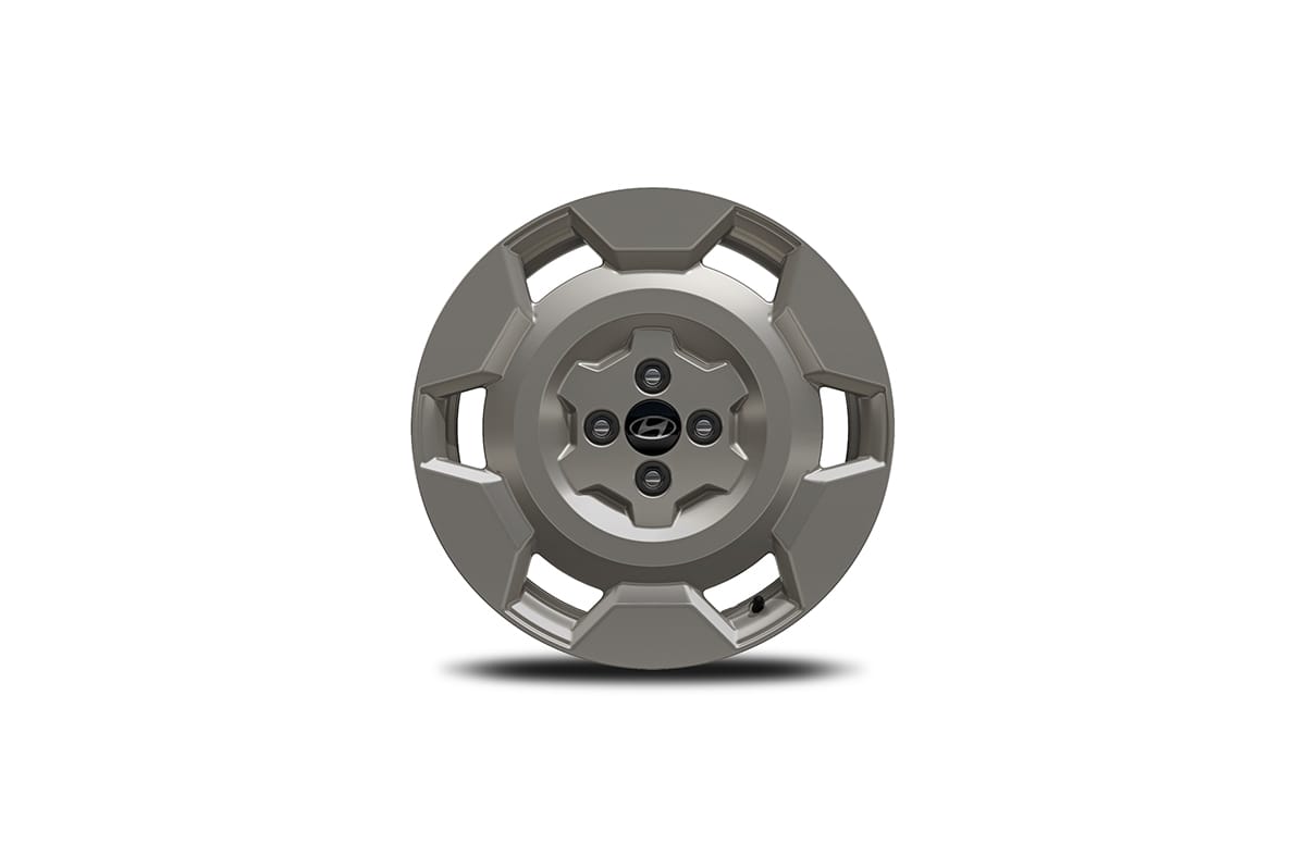 Yeni Hyundai INSTER küçük elektrikli otomobilin şık 17 inç alaşım jantlarının yakın çekimi.