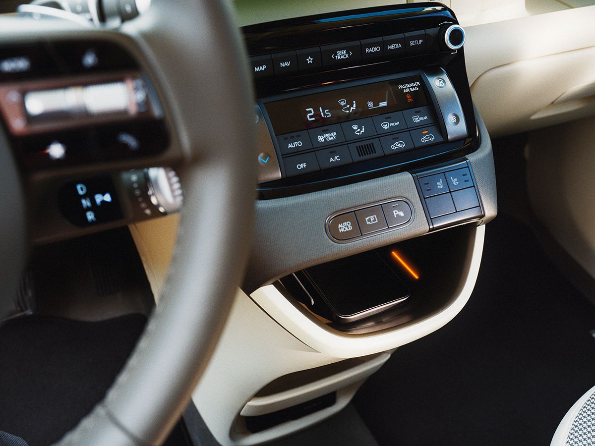 Yeni Hyundai INSTER küçük elektrikli otomobilin kablosuz şarj yuvasının yakın çekimi.