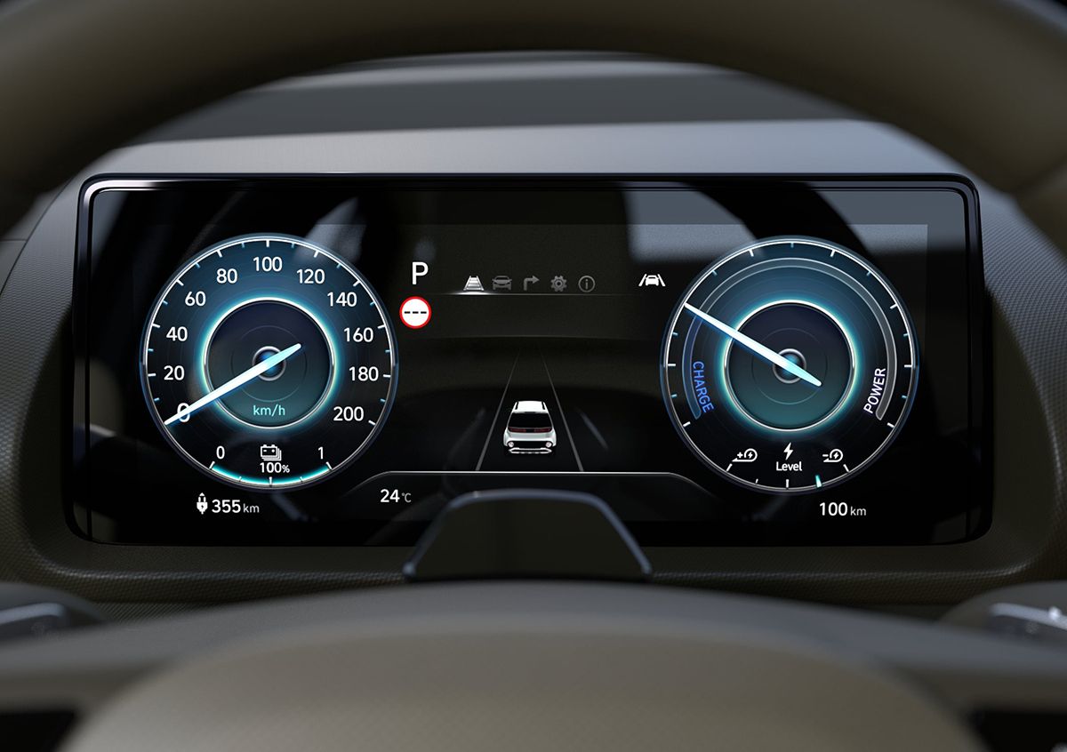 Yeni Hyundai INSTER küçük elektrikli otomobilin dijital gösterge ekranının yakın çekimi.