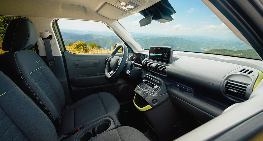 HYUNDAI INSTER Cross elektrikli otomobilin önden görünümü.