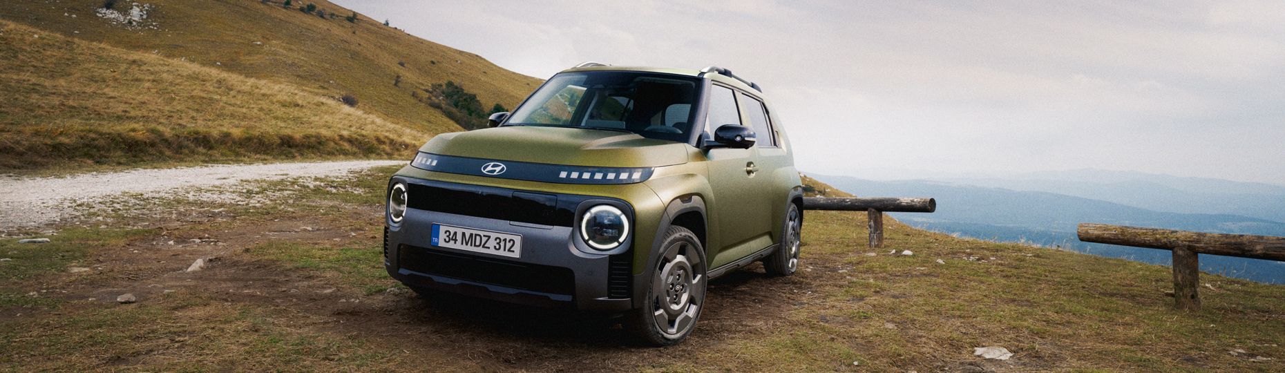 Hyundai INSTER Cross'un kayalık yollardan geçerken önden görünümü.