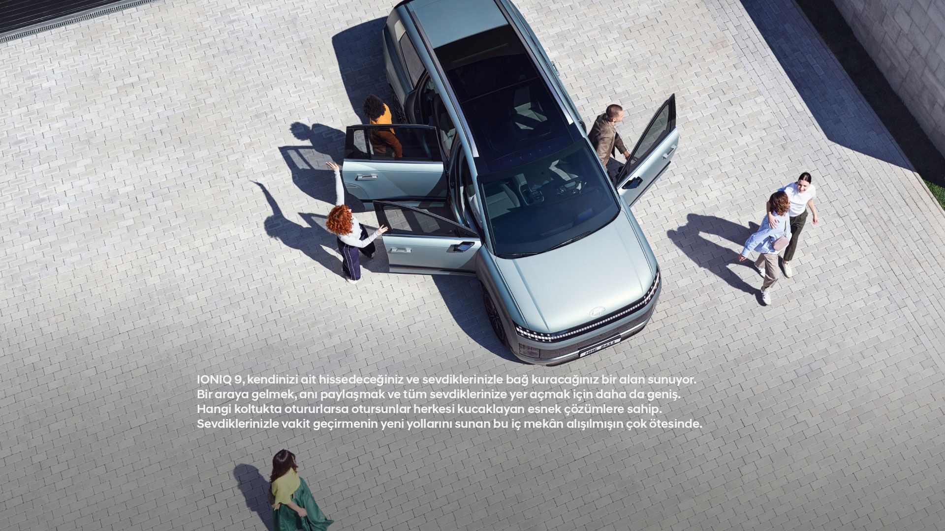 Hyundai IONIQ 9'da birlikte zaman geçiren insanlar