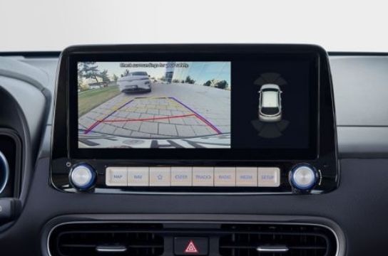 Yeni KONA Elektrik'in kolay ve güvenli park manevralarına olanak tanıyan geri görüş monitörü.