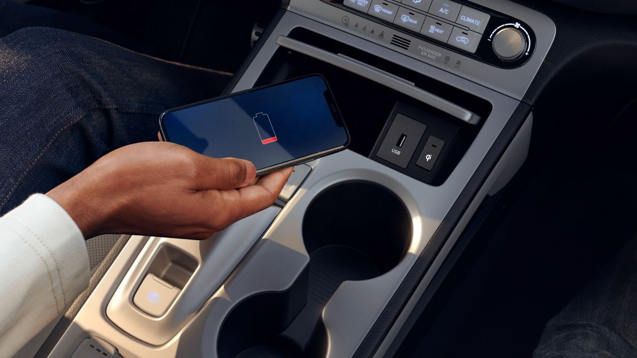 Yeni KONA Elektrik'in kullanım kolaylığı düşünülerek merkez konsola yerleştirilen kablosuz şarj pedi.