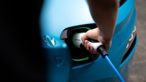 Şarj edilmekte olan Yeni KONA Elektrik.