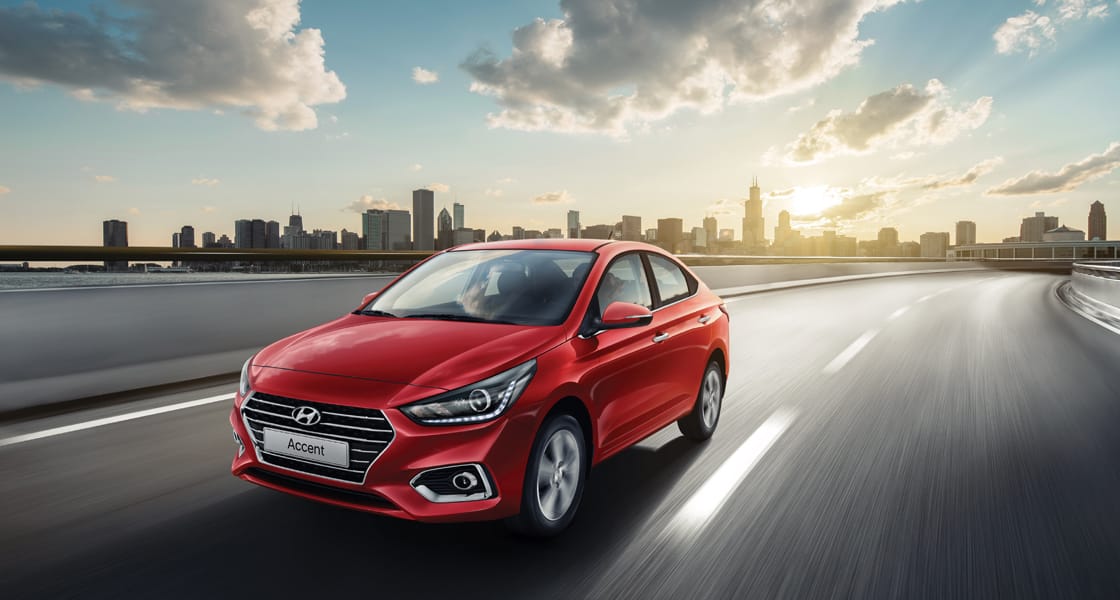 Yoʻlda ketayotgan qizil Elantra Sport modelining old tomondan koʻrinishi