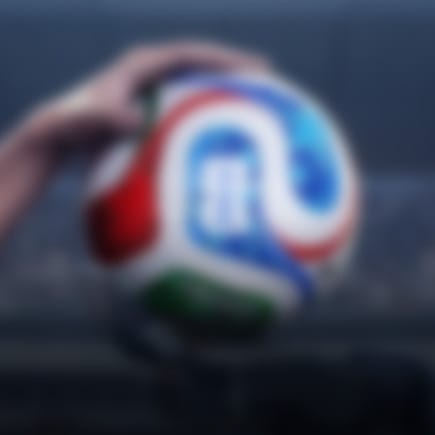 μ¬λμ μκ³Ό λ‘λ΄μ μμ΄ μΆκ΅¬κ³΅μ λ€κ³ μλ λͺ¨μ΅μ
λλ€. μ΄λ―Έμ§λ νλ¦Ώνμ¬ νμ²΄λ§ λ³΄μ΄λ©°, λꡬμΈμ§ μλ³ν μ μμ΅λλ€.