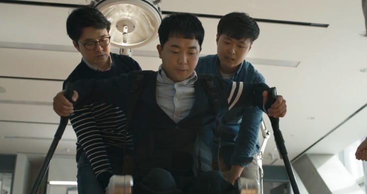 Park jun beom wore the exoskeleton suit