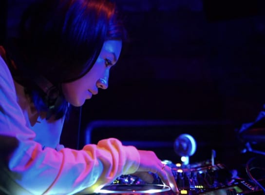 Peggy Gou controling