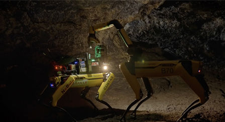 동굴에서 작업하고 있는 산업용 스팟 로봇