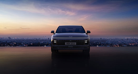 The all-new AZERA is standing behind the setting sun. The water shows The all-new AZERA.