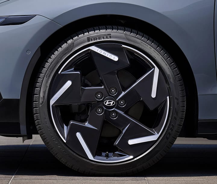  20-inch alloy wheels with Pirelli tires of IONIQ 6