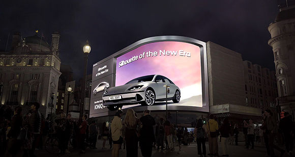 아이오닉 6 design full unveil 쇼케이스 3D 영상이 재생되는 런던 피카딜리 서커스