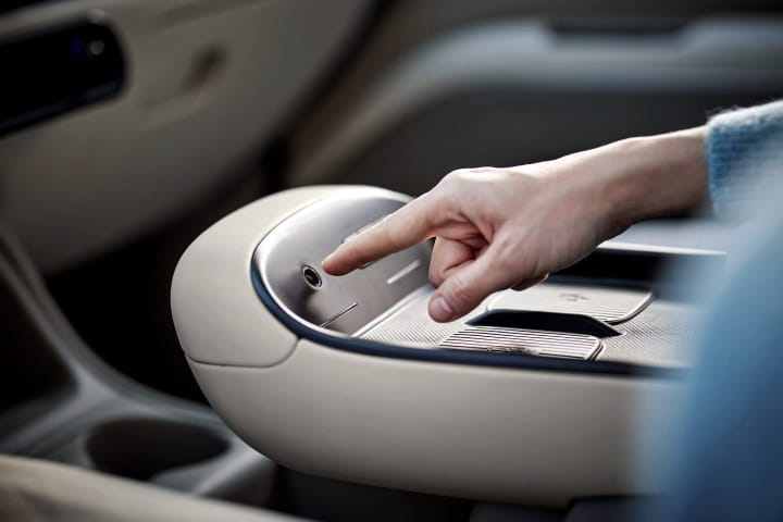 The driver provides a fingerprint for recognition in the all-new NEXO.