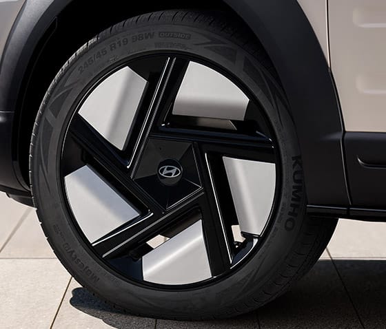 Close-up of the aerodynamic wheel