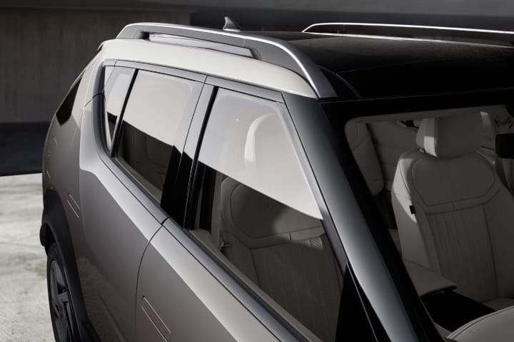 Close-up of the laminated glass with the roof rack.