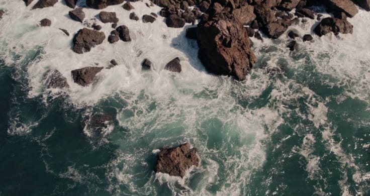 Waves crashing on the shore next to the location chosen for the DJ set powered by the IONIQ 5.