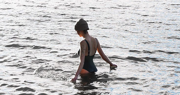 Ebba Zingmark explores the power of water by a cold swim in the lake Bernsteinsee
