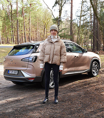 Lifestyle blogger and nature fan Ebba Zingmark in front of the Hyundai NEXO